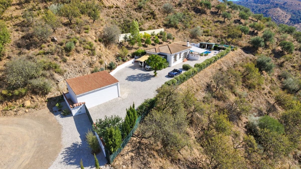 3 bedroom Villa for sale in Colmenar with pool garage - € 375,000 (Ref: 10163282)