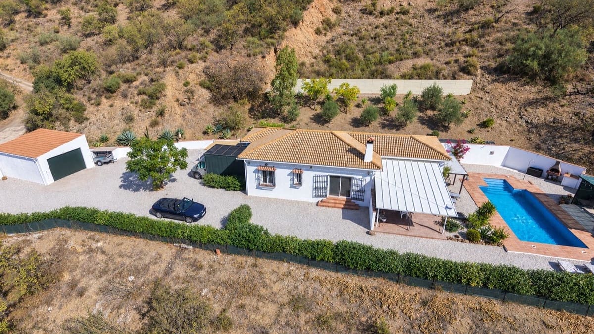 3 bedroom Villa for sale in Colmenar with pool garage - € 375,000 (Ref: 10163282)