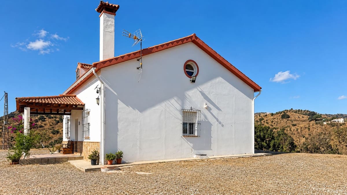 4 bedroom Finca/Country House for rent in Comares - € 750 (Ref: 10163561)