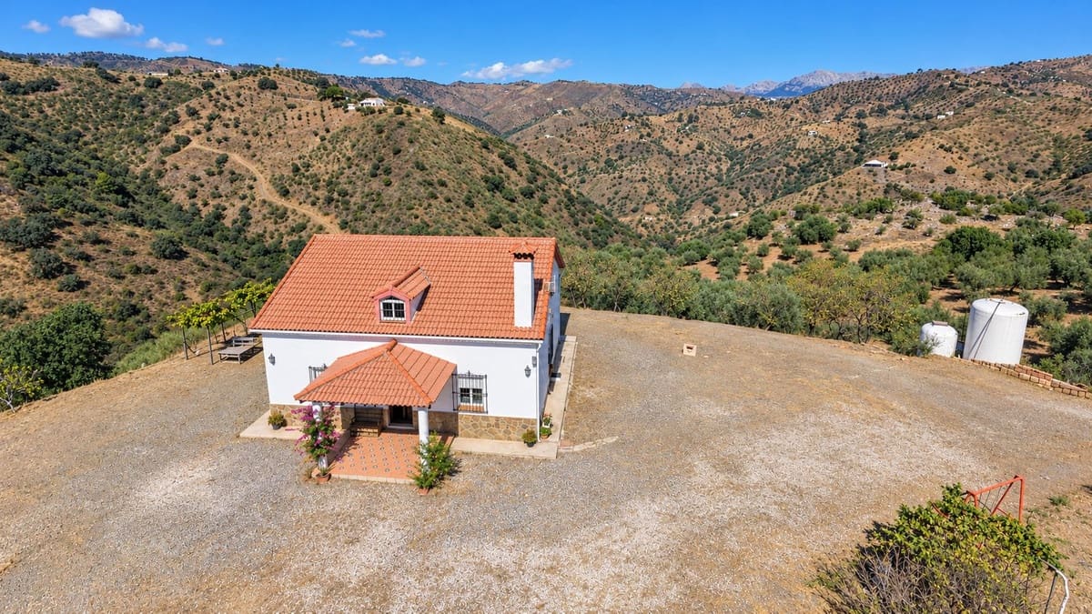 4 bedroom Finca/Country House for rent in Comares - € 750 (Ref: 10163561)