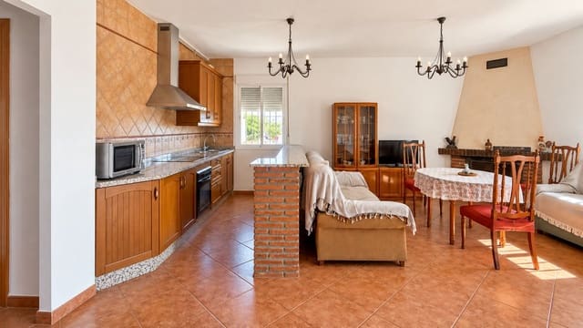 4 bedroom Finca/Country House for rent in Comares - € 750 (Ref: 10163561)