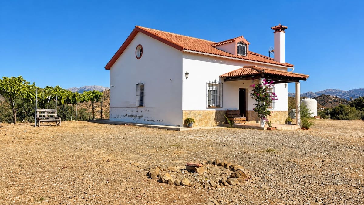 4 bedroom Finca/Country House for rent in Comares - € 750 (Ref: 10163561)