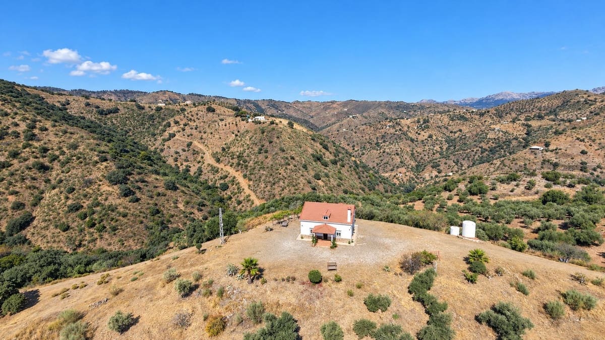 4 bedroom Finca/Country House for rent in Comares - € 750 (Ref: 10163561)