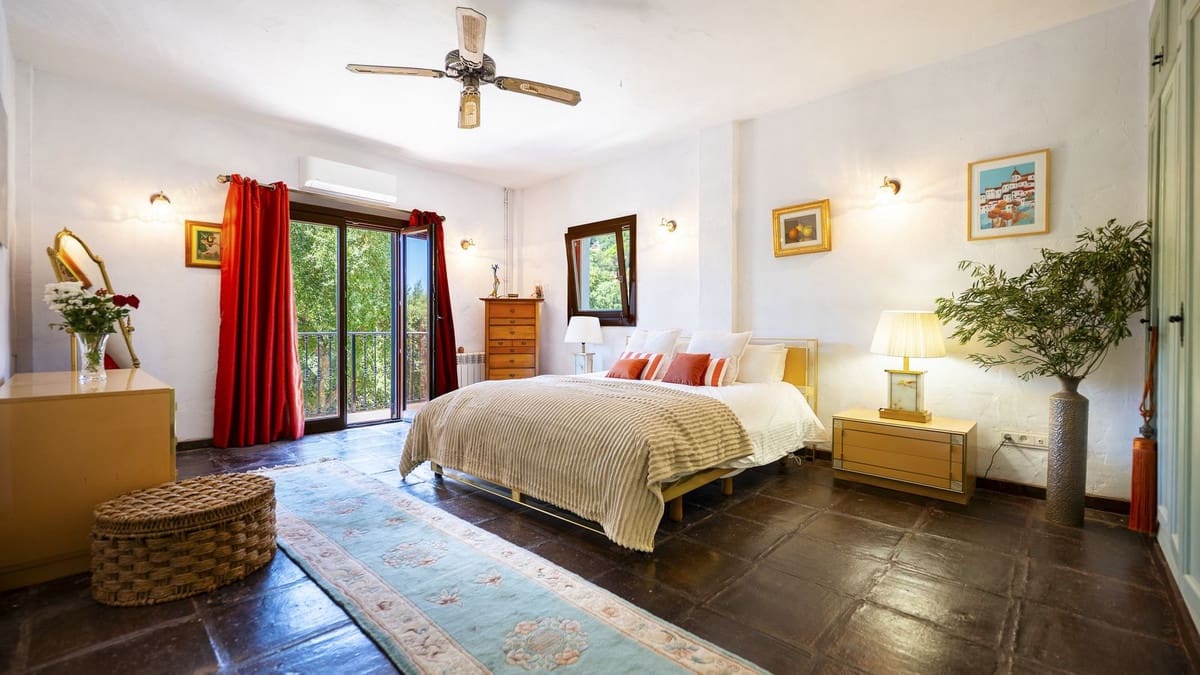 3 bedroom Finca/Country House for sale in Casares with pool garage - € 1,100,000 (Ref: 10163763)