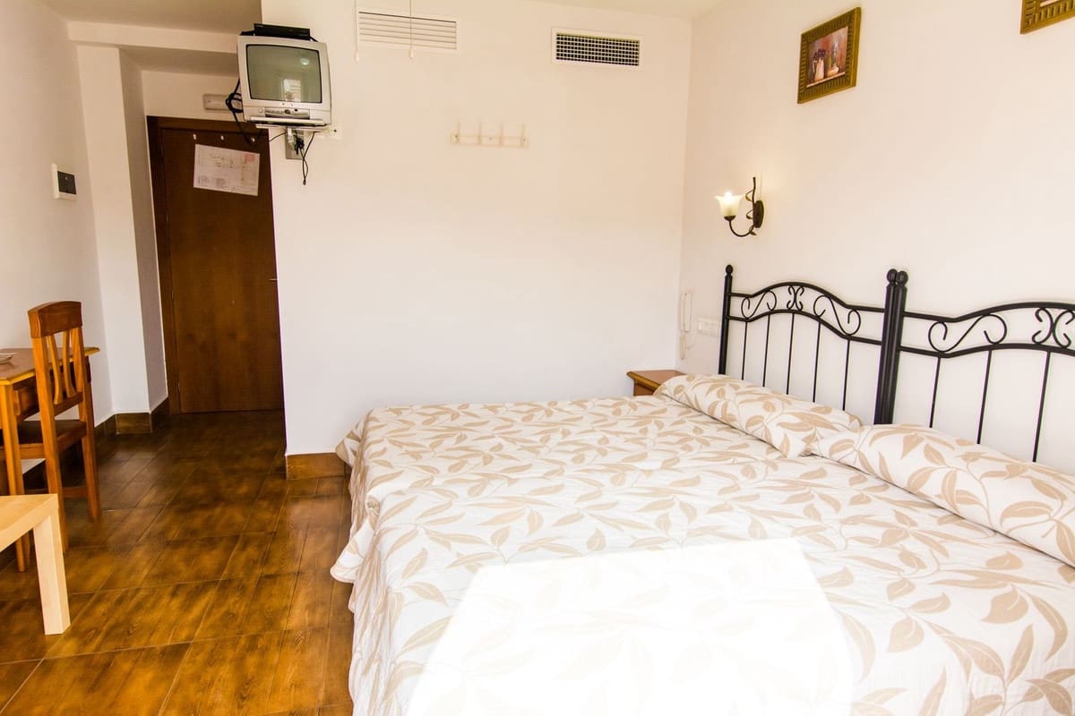 33 chambre Hôtel à vendre à Tolox avec garage - 970 000 € (Ref: 7898776)