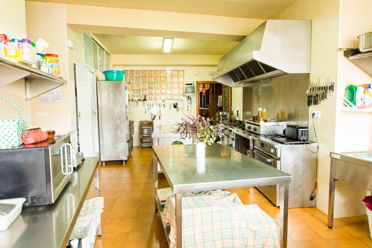 33 chambre Hôtel à vendre à Tolox avec garage - 970 000 € (Ref: 7898776)