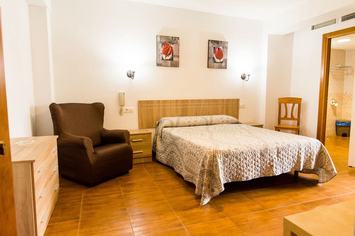 33 chambre Hôtel à vendre à Tolox avec garage - 970 000 € (Ref: 7898776)