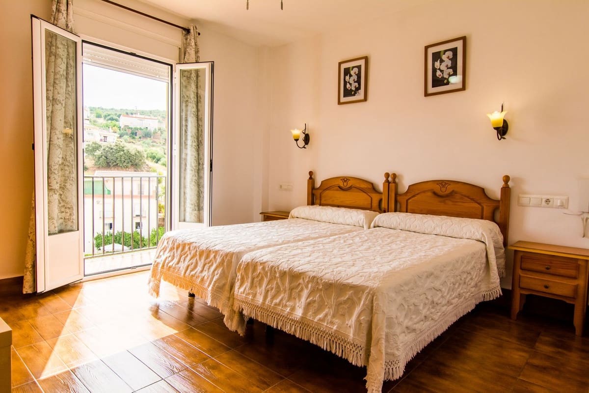 33 chambre Hôtel à vendre à Tolox avec garage - 970 000 € (Ref: 7898776)