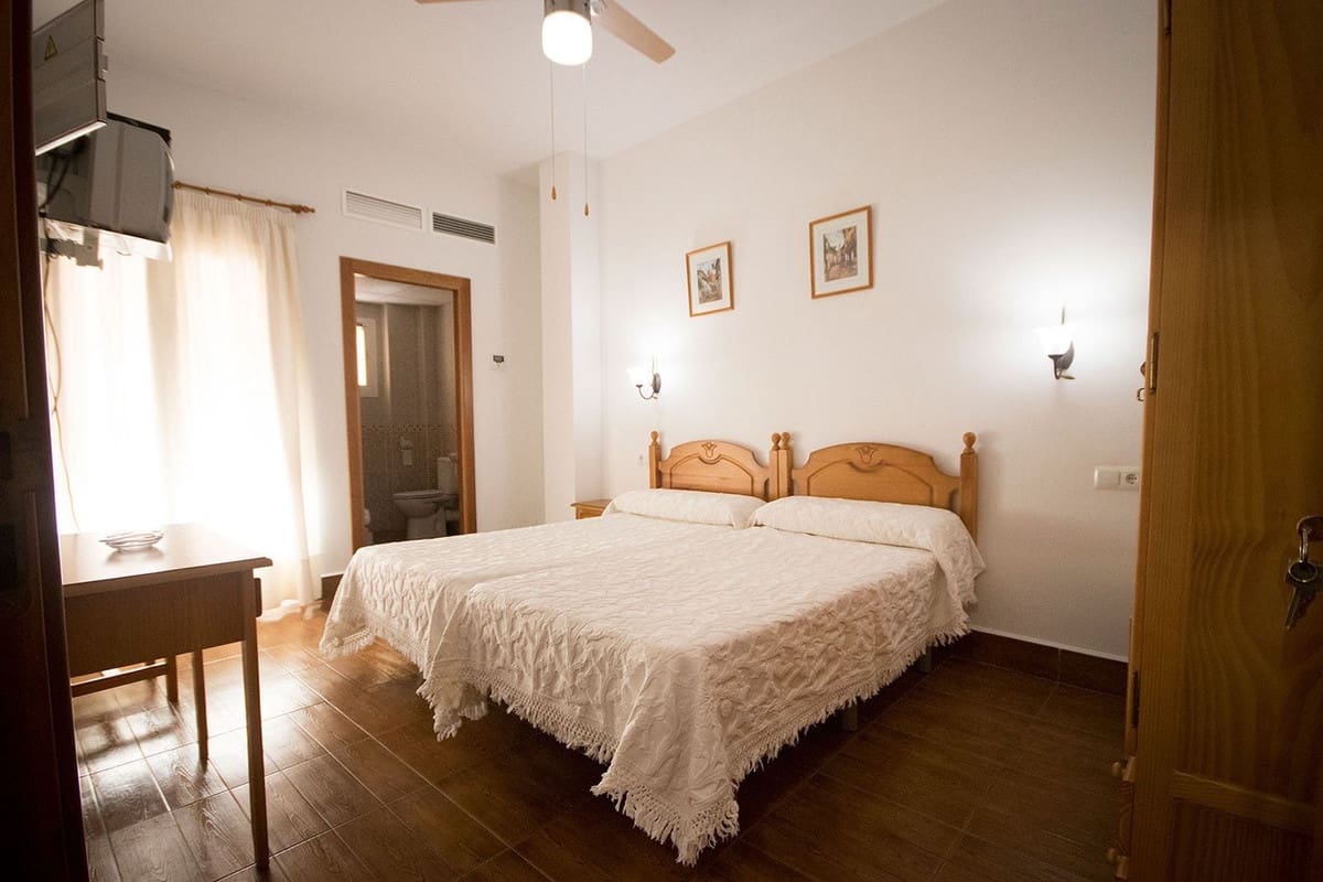 33 chambre Hôtel à vendre à Tolox avec garage - 970 000 € (Ref: 7898776)