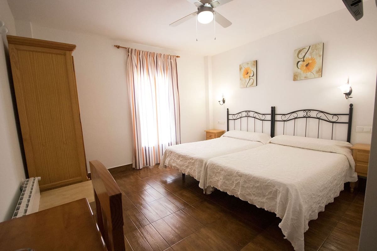 33 chambre Hôtel à vendre à Tolox avec garage - 970 000 € (Ref: 7898776)