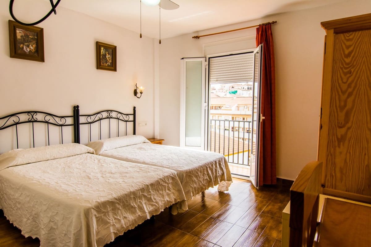 33 chambre Hôtel à vendre à Tolox avec garage - 970 000 € (Ref: 7898776)