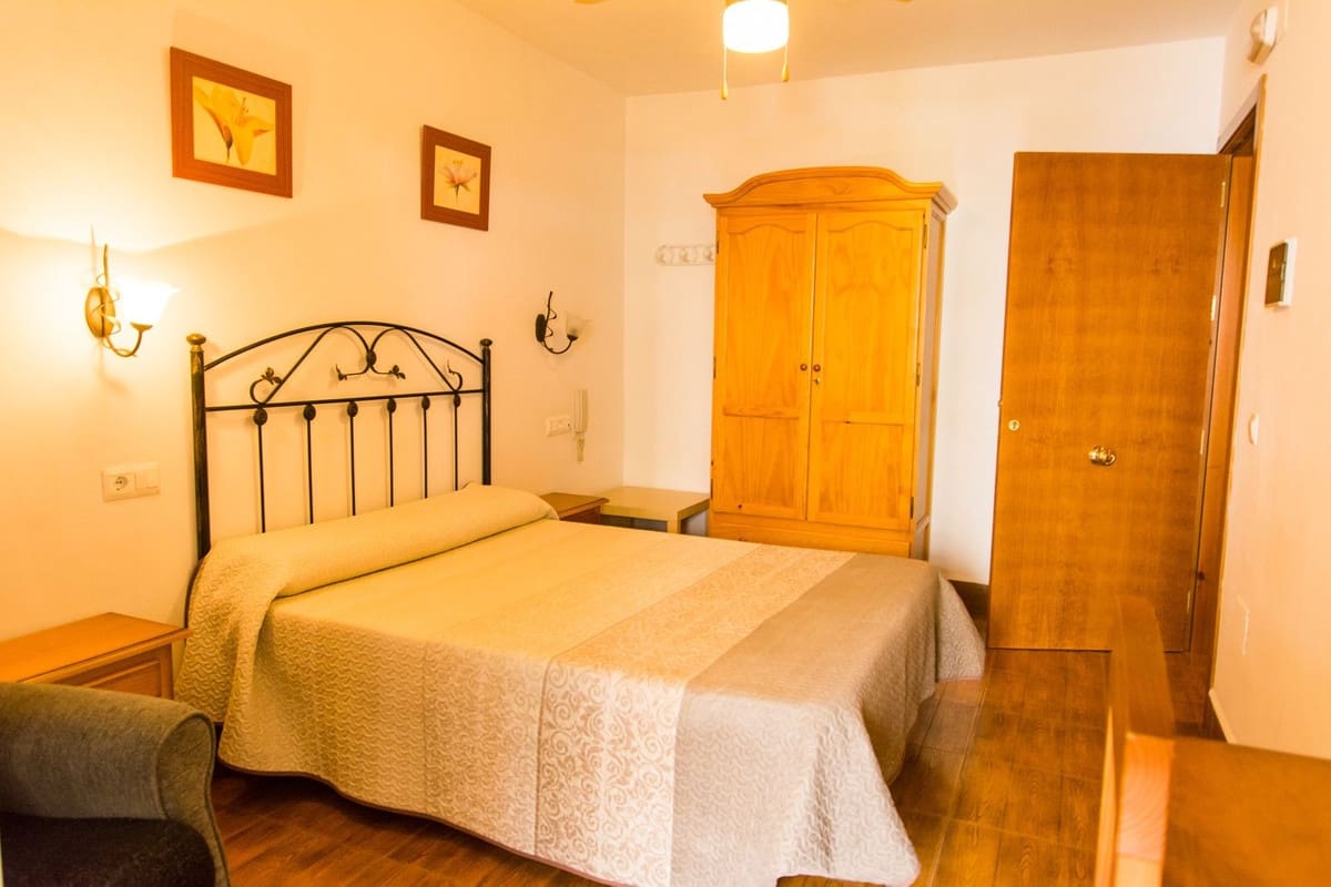 33 chambre Hôtel à vendre à Tolox avec garage - 970 000 € (Ref: 7898776)