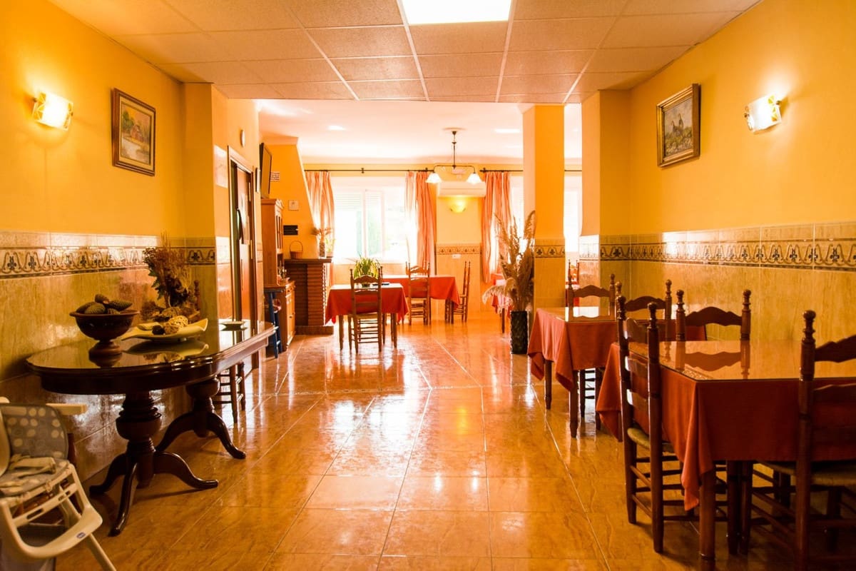 33 chambre Hôtel à vendre à Tolox avec garage - 970 000 € (Ref: 7898776)