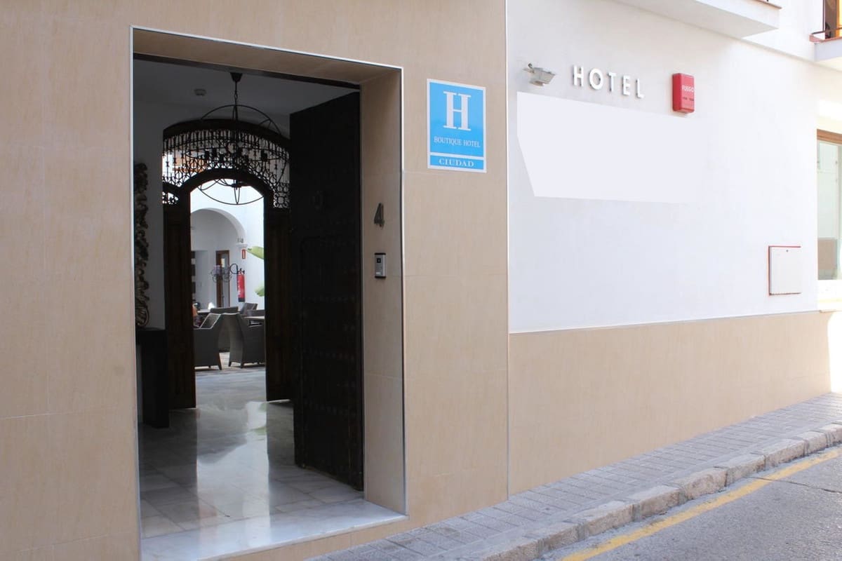 10 quarto Hotel para venda em Velez-Malaga com piscina - 990 000 € (Ref: 8193723)