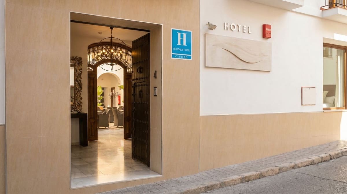 Hotel de 10 habitaciones en Vélez-Málaga en venta con piscina - 990.000 € (Ref: 8193723)