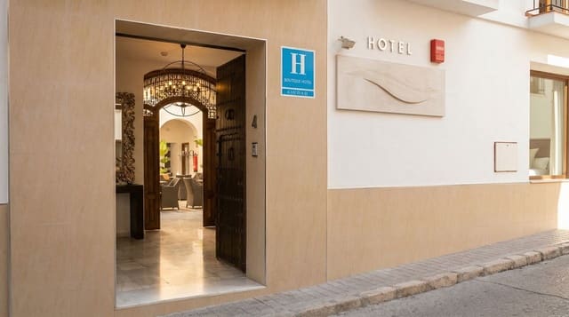 10 chambre Hôtel à vendre à Vélez-Málaga avec piscine - 990 000 € (Ref: 8193723)