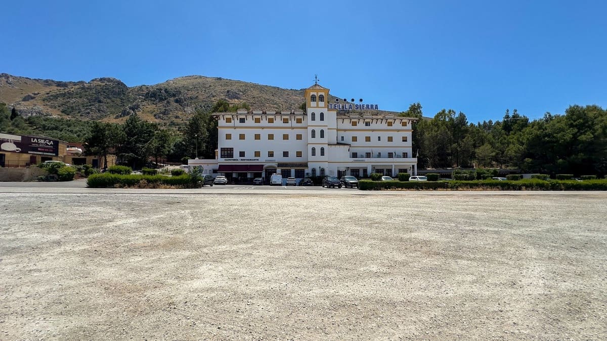 63 sypialnia Hotel na sprzedaż w Antequera z garażem - 3 500 000 € (Ref: 8397677)