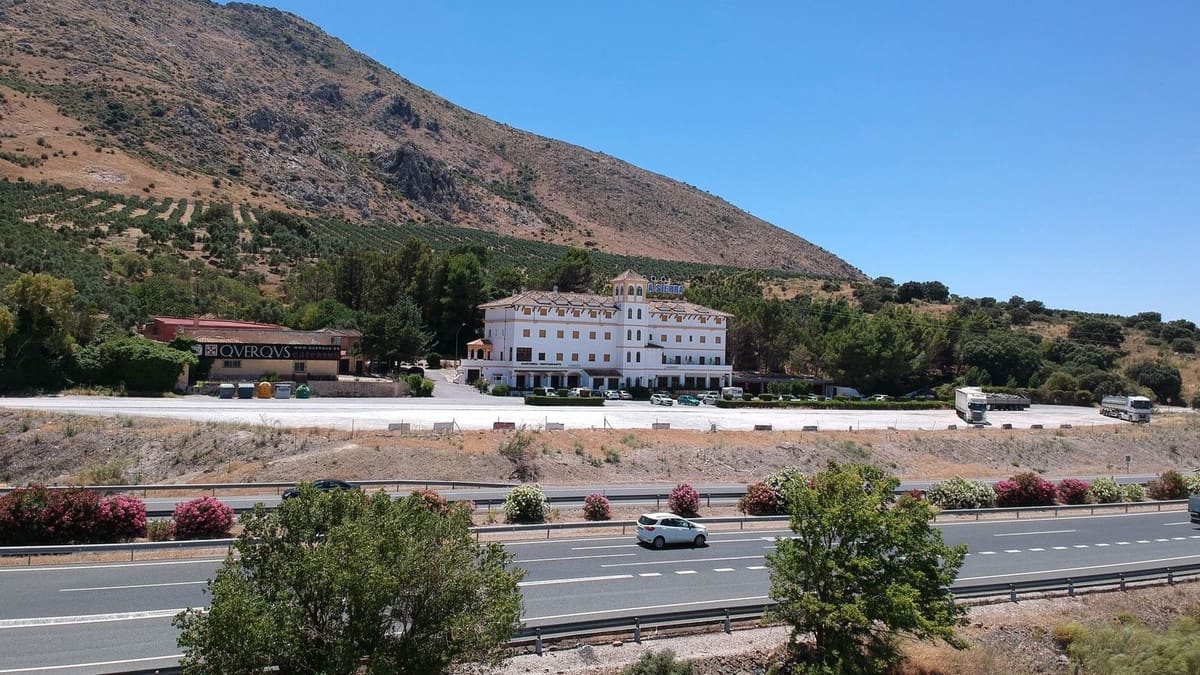 63 sypialnia Hotel na sprzedaż w Antequera z garażem - 3 500 000 € (Ref: 8397677)