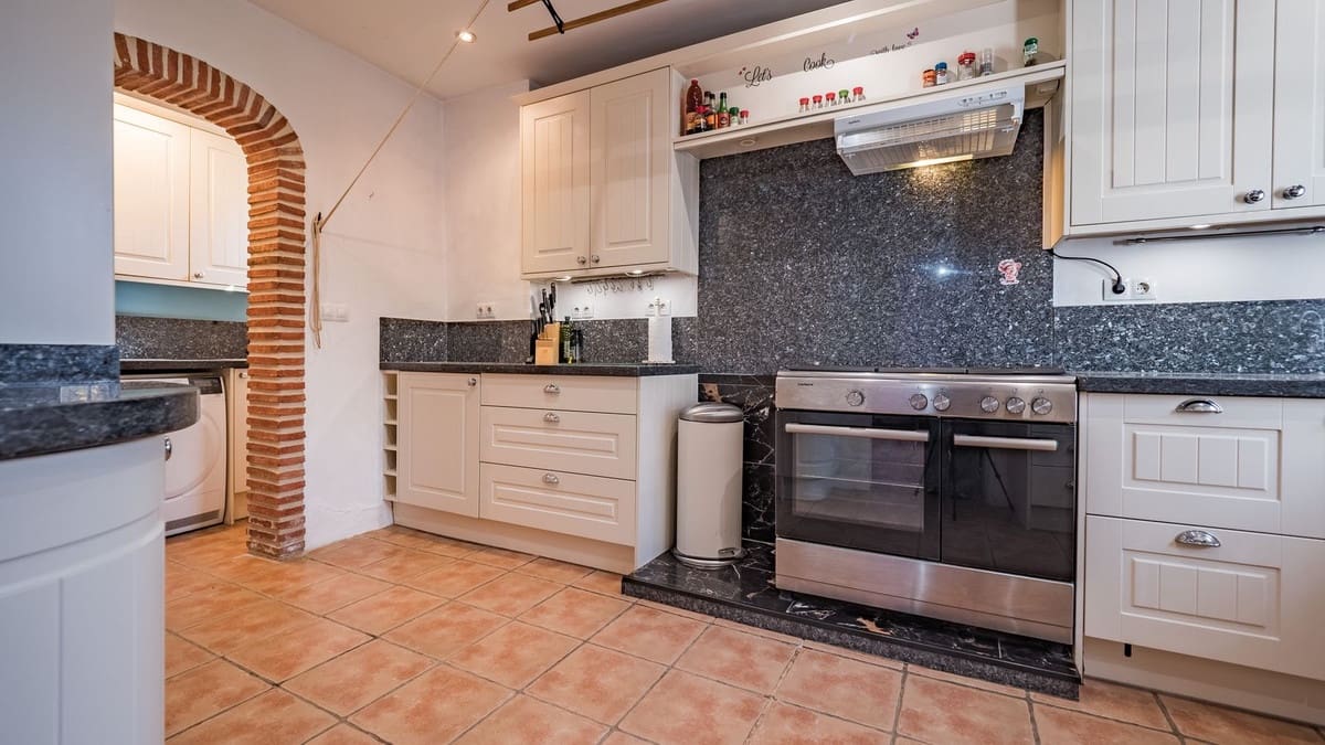 6 soveværelse Finca/Landehus til salg i Villanueva de la Concepcion med garage - € 265.000 (Ref: 8990136)