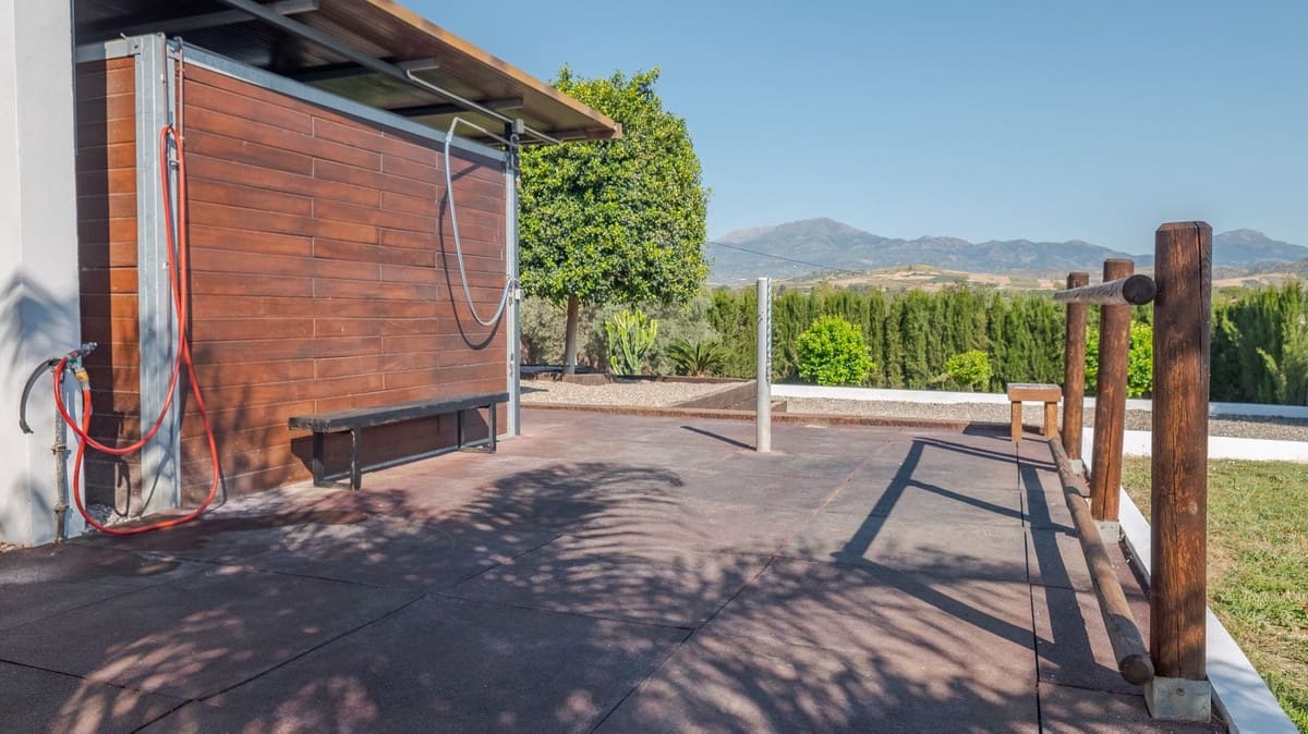 4 soveværelse Finca/Landehus til salg i Coin med swimmingpool garage - € 1.300.000 (Ref: 8994377)