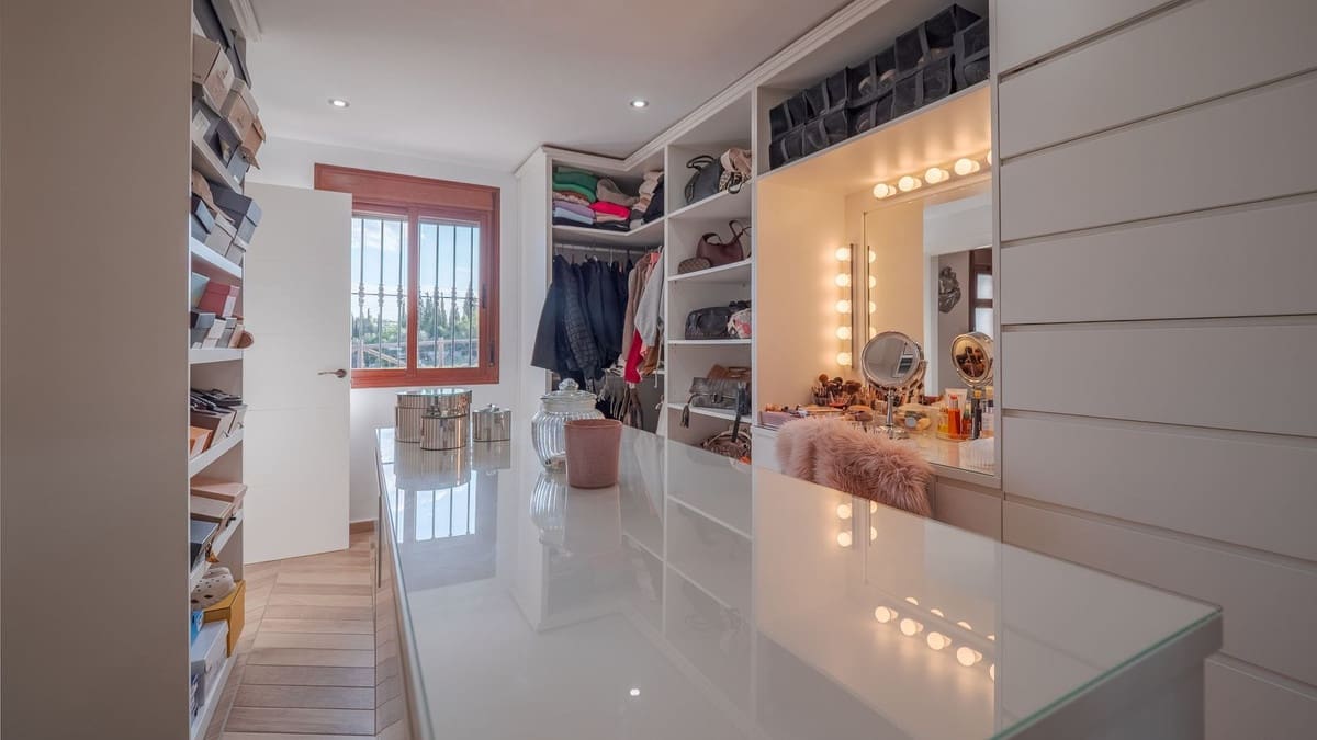 4 soveværelse Finca/Landehus til salg i Coin med swimmingpool garage - € 1.300.000 (Ref: 8994377)