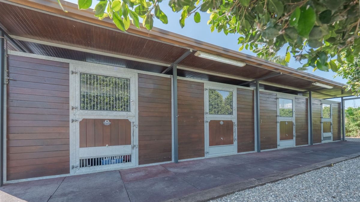 4 soveværelse Finca/Landehus til salg i Coin med swimmingpool garage - € 1.300.000 (Ref: 8994377)