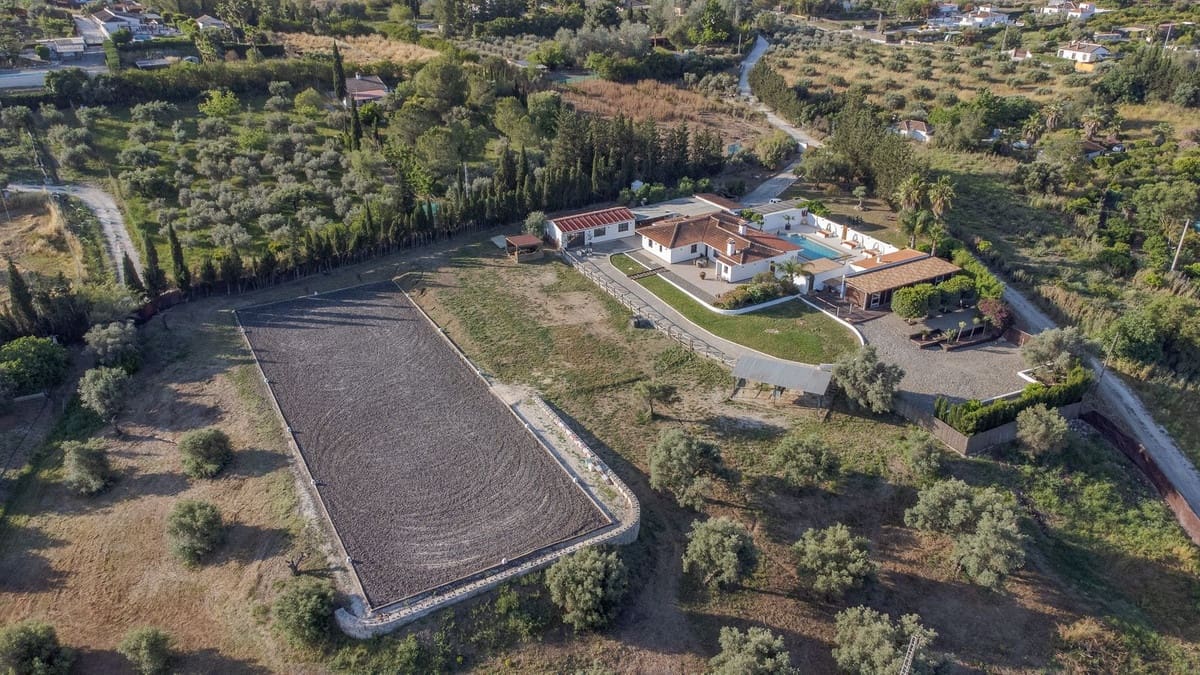 4 soveværelse Finca/Landehus til salg i Coin med swimmingpool garage - € 1.300.000 (Ref: 8994377)