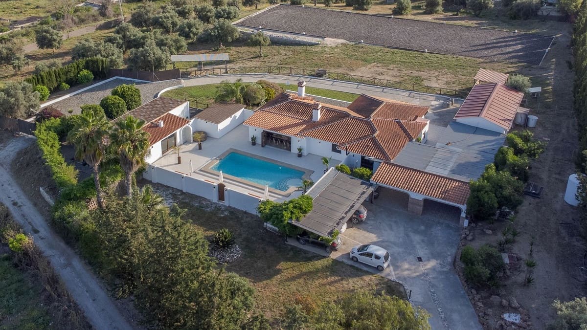 4 soveværelse Finca/Landehus til salg i Coin med swimmingpool garage - € 1.300.000 (Ref: 8994377)