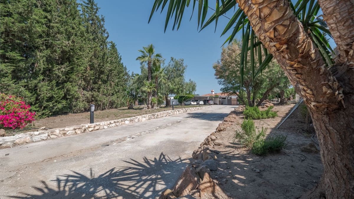 4 soveværelse Finca/Landehus til salg i Coin med swimmingpool garage - € 1.300.000 (Ref: 8994377)