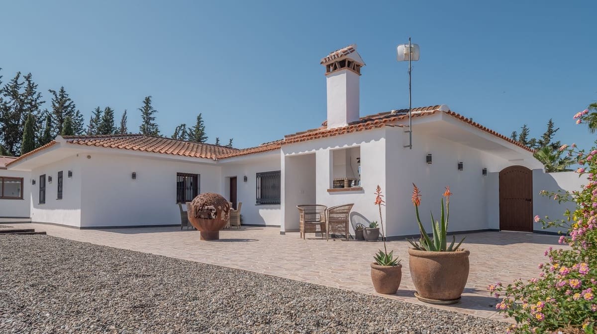 4 soveværelse Finca/Landehus til salg i Coin med swimmingpool garage - € 1.300.000 (Ref: 8994377)