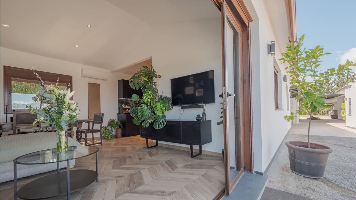 4 soveværelse Finca/Landehus til salg i Coin med swimmingpool garage - € 1.300.000 (Ref: 8994377)