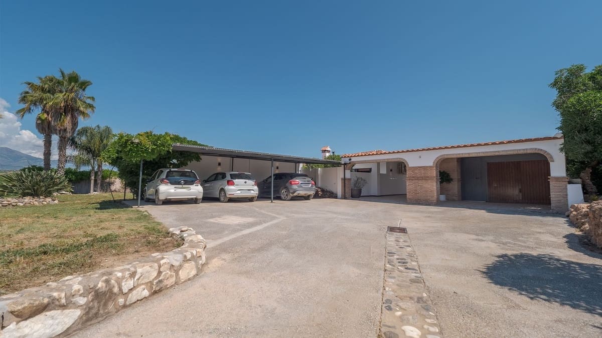 4 soveværelse Finca/Landehus til salg i Coin med swimmingpool garage - € 1.300.000 (Ref: 8994377)