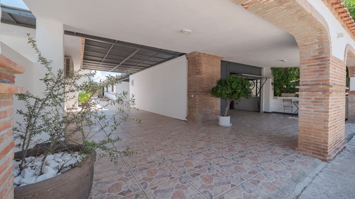 4 soveværelse Finca/Landehus til salg i Coin med swimmingpool garage - € 1.300.000 (Ref: 8994377)