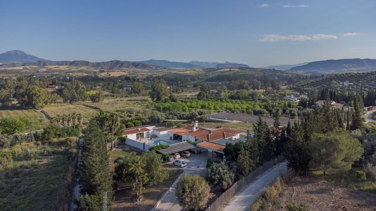 4 soveværelse Finca/Landehus til salg i Coin med swimmingpool garage - € 1.300.000 (Ref: 8994377)