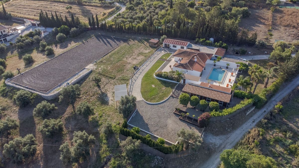 4 soveværelse Finca/Landehus til salg i Coin med swimmingpool garage - € 1.300.000 (Ref: 8994377)