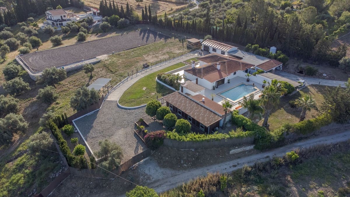 4 soveværelse Finca/Landehus til salg i Coin med swimmingpool garage - € 1.300.000 (Ref: 8994377)