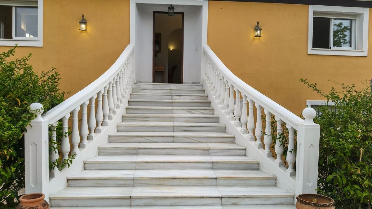 6 bedroom Finca/Country House for sale in Coin with garage - € 599,000 (Ref: 9072834)