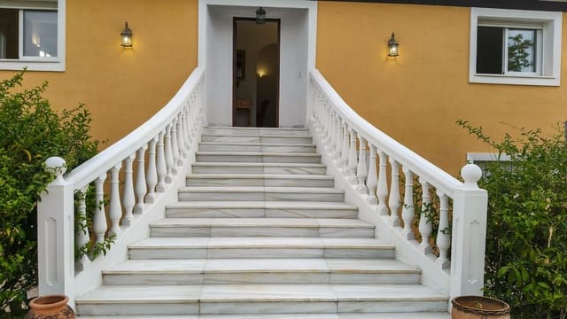 6 bedroom Finca/Country House for sale in Coín with garage - € 599,000 (Ref: 9072834)