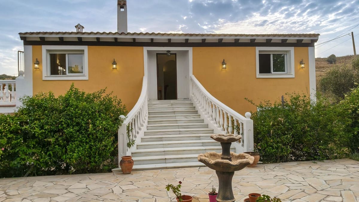 6 bedroom Finca/Country House for sale in Coin with garage - € 599,000 (Ref: 9072834)