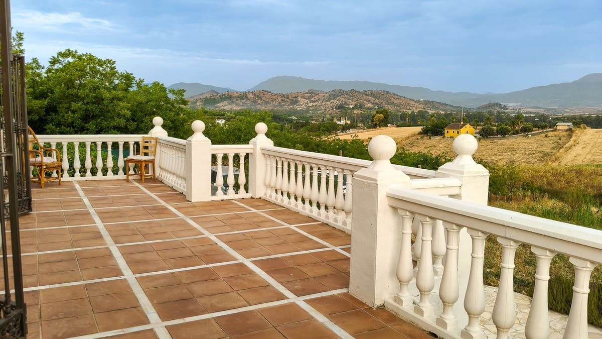 6 bedroom Finca/Country House for sale in Coin with garage - € 599,000 (Ref: 9072834)