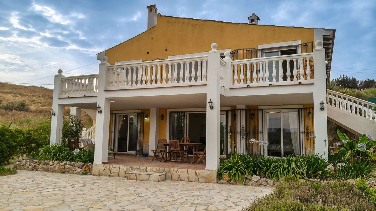 6 bedroom Finca/Country House for sale in Coin with garage - € 599,000 (Ref: 9072834)