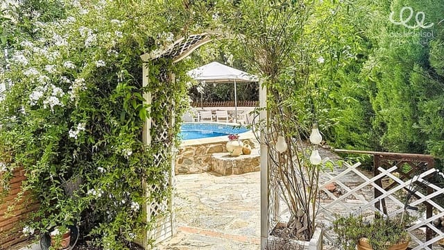 4 soveværelse Finca/Landehus til salg i Comares med swimmingpool garage - € 349.000 (Ref: 9084812)