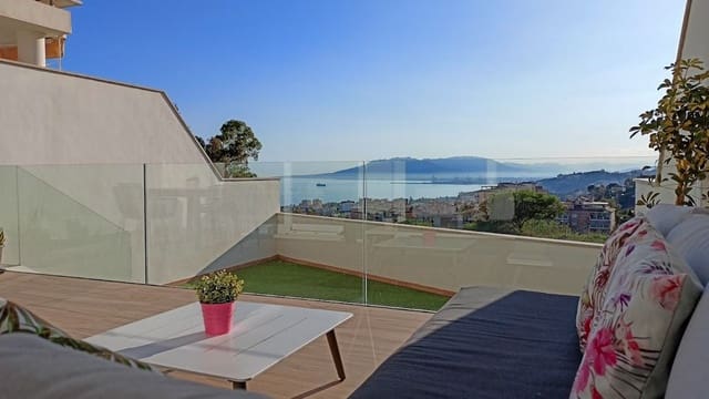 3 soveværelse Semi-Rækkehus til salg i Málaga by med swimmingpool garage - € 875.000 (Ref: 9127696)
