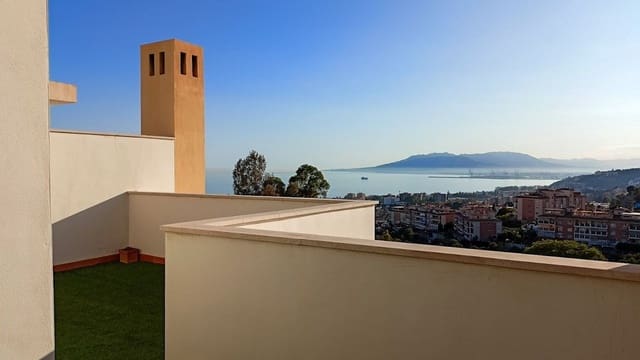 3 soveværelse Semi-Rækkehus til salg i Málaga by med swimmingpool garage - € 875.000 (Ref: 9127696)