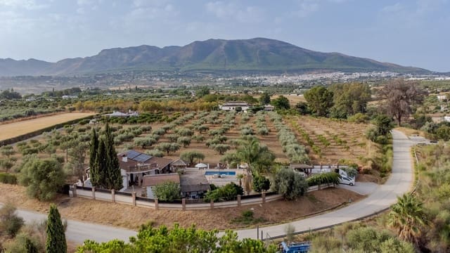 3 Zimmer Villa zu verkaufen in Alhaurín el Grande mit Pool Garage - 495.000 € (Ref: 9168276)