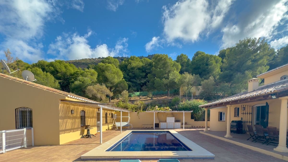 4 bedroom Villa for sale in Alhaurin de la Torre with pool - € 1,599,000 (Ref: 9336968)