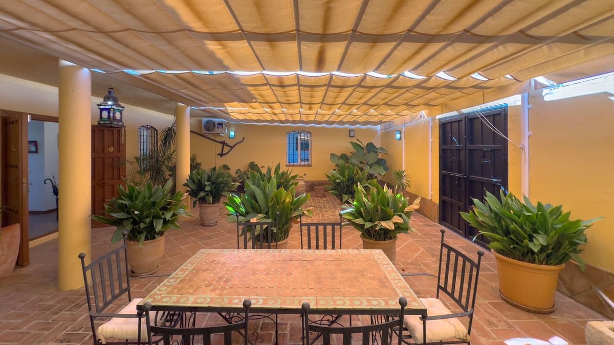 4 bedroom Villa for sale in Alhaurin de la Torre with pool - € 1,599,000 (Ref: 9336968)