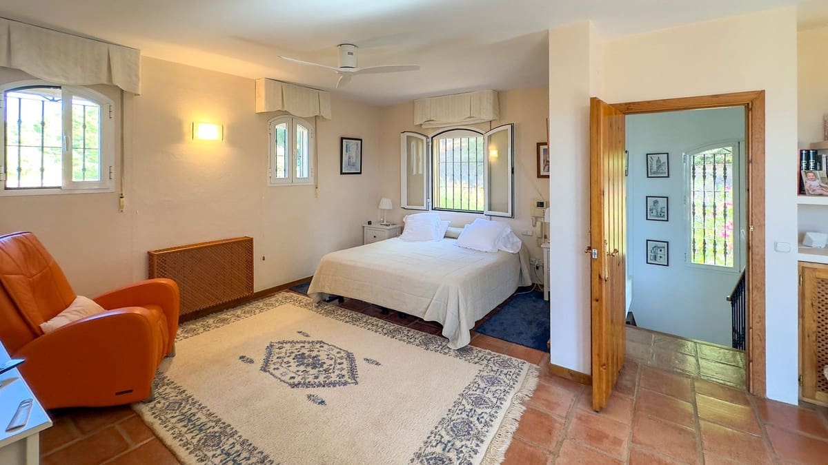 4 bedroom Villa for sale in Alhaurin de la Torre with pool - € 1,599,000 (Ref: 9336968)