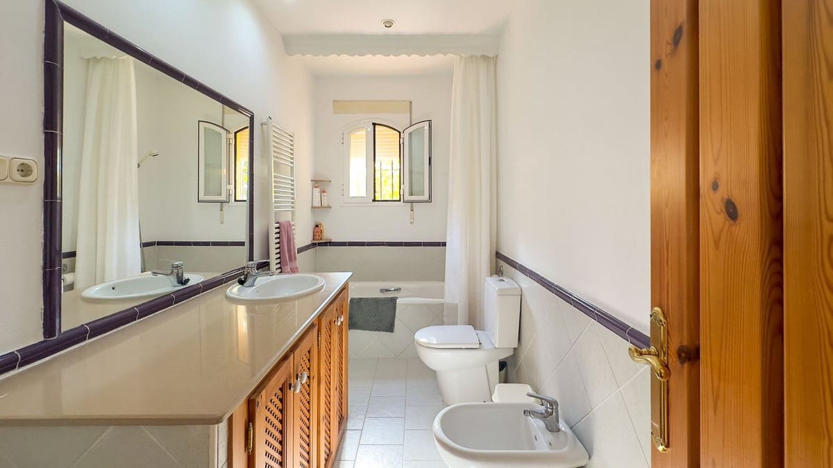 4 bedroom Villa for sale in Alhaurin de la Torre with pool - € 1,599,000 (Ref: 9336968)