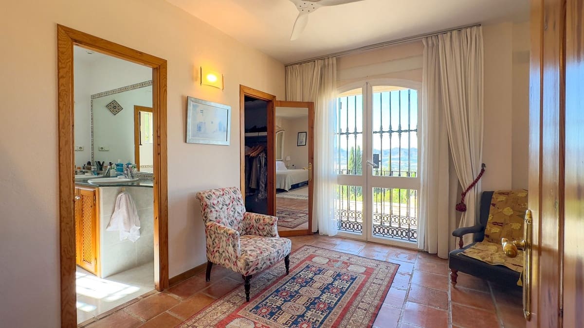 4 bedroom Villa for sale in Alhaurin de la Torre with pool - € 1,599,000 (Ref: 9336968)